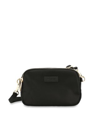 Kleine zwarte rechthoekige crossbodytas met gouden ritsen en een afneembare band, met een subtiele merkpatch aan de voorkant.