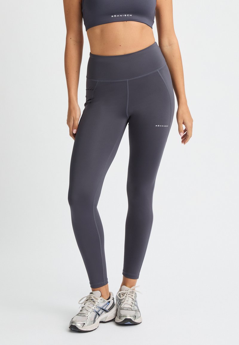 Dunkelgraue Sportleggings mit hohem Bund, glatter Textur und sichtbaren Nähten; Logo auf dem linken Wadenbereich gedruckt.