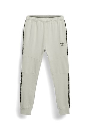 Joggers atletici grigio chiaro con girovita elastico, caviglie risvoltate, strisce laterali nere con motivo e logo Umbro sulla coscia destra.