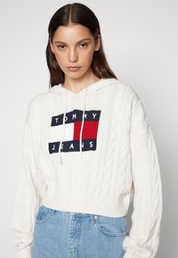 Tommy Jeans CENTER FLAG mleczny