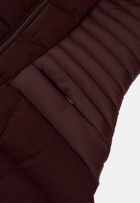 Guess MIT KUNSTPELZ-KAPUZE - Cappotto invernale - bordeaux