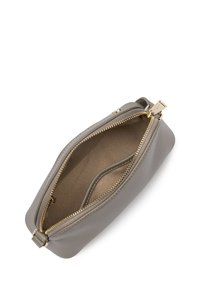 Borsetta in pelle grigia con cerniera dorata, caratterizzata da una texture liscia e una forma rettangolare. Interno foderato con tessuto beige.