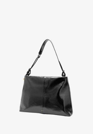 Schwarze Handtasche aus Leder mit glänzender Oberfläche, einer strukturierten Form und einem Einzelgurt. Sie verfügt über eine Nahtdetails und eine dezente Markenkennzeichnung am Boden.