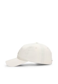 Cappello bianco con visiera curva, realizzato in tessuto. Presenta dettagli di cucitura e fori di ventilazione sui lati. Design classico con regolazione.