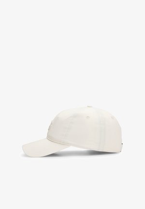 Cappello bianco con visiera curva, realizzato in tessuto. Presenta dettagli di cucitura e fori di ventilazione sui lati. Design classico con regolazione.