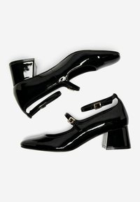 Chaussures Mary Jane en cuir verni noir avec un bout carré, une sangle de cheville et un talon bloc. Présentent une finition brillante et un détail de boucle dorée.