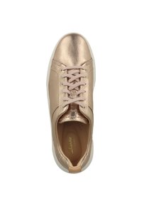 Metallisch roségoldener Sneaker mit strukturierter Oberfläche, hellrosa Schnürsenkeln, weißer Sohle und gepolstertem Schaft; mit dezentem Branding auf der Innensohle.