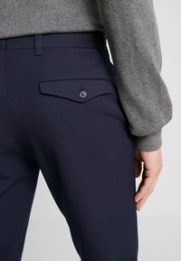 Selected Homme SLHSLIM-CARLO FLEX PANTS - Calças - navy blazer