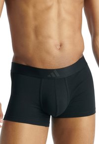 Svarta bomullskalsonger med ett brett elastiskt midjeband som har en diskret logotyp. Den släta texturen och den åtsittande designen ökar komforten och stödet.