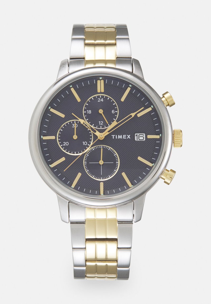 Timex chronografas su juodu tekstūruotu ciferblatu, sidabro ir auksinės spalvos nerūdijančio plieno korpusu bei dviejų tonų metaliniu dėklu.