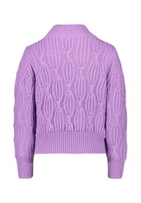 Lila gestrickter Pullover mit Kabelmuster, hohem Kragen sowie geripptem Saum und Bündchen. Strukturmaterial mit tailliertem Design.