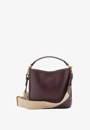 Leren handtas in diep bordeauxrood, met een gebogen bovenkant, gouden hardwareaccenten en een afneembare beige schouderband voor veelzijdige draagmogelijkheden.