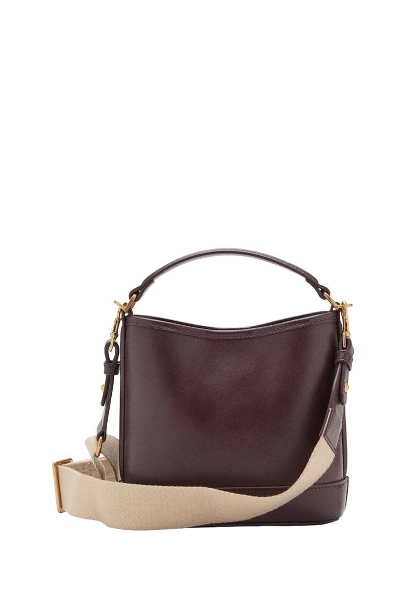 Sac à main en cuir d'un bordeaux profond, avec un dessus arrondi, des accents en métal doré et une sangle beige amovible pour des options de transport polyvalentes.