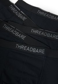 Schwarze Boxershorts gestapelt, mit einem dunklen Bund, auf dem "THREADBARE" in Grau geschrieben steht. Glatter Stoff mit einer körperbetonten Passform.