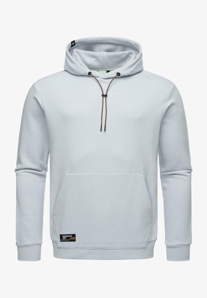 Sudadera gris claro con cordón, bolsillo tipo canguro y puños acanalados. Presenta una pequeña etiqueta con el logo en el lado inferior. Textura de tela suave.