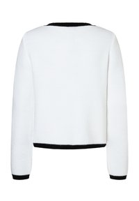 Witte gebreide trui met lange mouwen, ronde zwarte halslijn en zwarte geribbelde zoom. Getextureerde stof zonder patronen of versieringen.