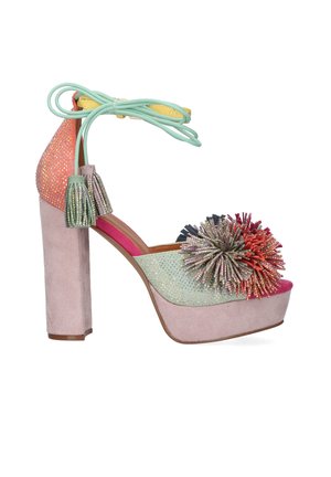 Sandalia de plataforma con tacón alto en tonos pastel con lazo en el tobillo, flecos y adorno de pompón multicolor en la tira del dedo.