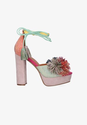 Sandalia de plataforma con tacón alto en tonos pastel con lazo en el tobillo, flecos y adorno de pompón multicolor en la tira del dedo.