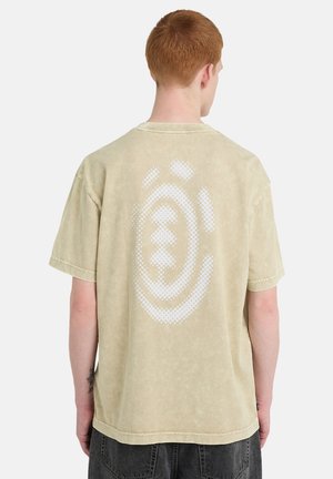 Krótki rękaw, jasnooliwkowa bawełniana koszulka z dużym białym wzorem na plecach. Luźny krój z okrągłym dekoltem.