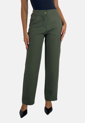 Pantaloni green a gamba larga con fronte piatto, chiusura a bottone e tasche laterali. Design su misura con una texture liscia, abbinati a tacchi neri.