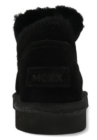 Zwarte suède enkellaarzen hebben een ronde neus, gestikte details en een zachte bontvoering, met een geprofileerde rubberen zool en logo-detail.