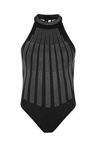 Costum de baie negru cu gât halter, prezentând rânduri verticale de studuri argintii și un detaliu cu tăietură în formă de cheie la spate, realizat dintr-un material elastic pentru îmbrăcăminte de baie.