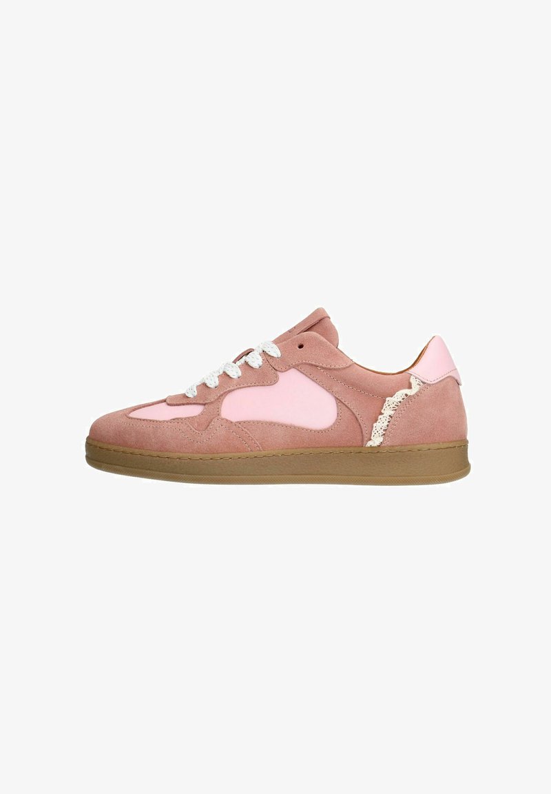 Sneaker rosa scamosciato con dettagli in pelle, lacci bianchi e pannello laterale testurizzato. Design a bassa cima con suola in gomma naturale.