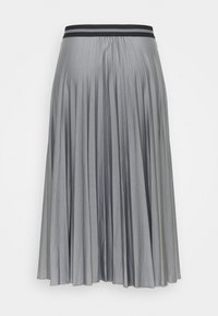 Grå plisserad kjol i lätt tyg, med ett svart elastiskt midjeband. Plisseringarna sträcker sig från midjan till fållen och skapar en flödande silhuett.