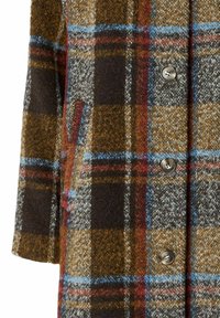 Abrigo de lana a cuadros en tonos marrón, gris y azul, con grandes botones plateados y un bolsillo de parche en la parte frontal. Tejido suave y texturizado.