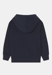 Felpa con cappuccio a maniche lunghe di un blu navy scuro, con polsini e orlo a costine, mostrata da dietro su uno sfondo bianco uniforme.