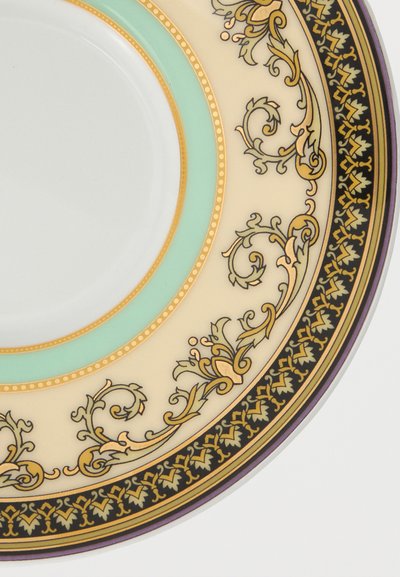 Πορσελάνινο πιάτο με περίτεχνα διακοσμητικά μοτίβα σε χρυσό, μαύρο, μέντα και κρεμ κατά μήκος της άκρης σε λευκό φόντο.