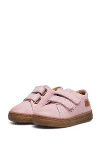 Scarpe in pelle rosa con due cinturini in velcro, punta arrotondata, suola in gomma marrone e dettagli di cucitura leggeri. Morbido logo decorativo sul lato.