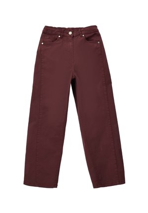 Pantaloni a gamba dritta di colore rosso scuro con tasche frontali, passanti per cintura e chiusura con bottone su sfondo bianco.