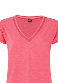 Roze V-hals t-shirt gemaakt van zachte stof, met korte mouwen en een subtiele mesh-detail langs de halslijn.