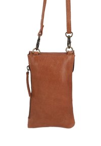 Brūns ādas crossbody soma ar teksturētu virsmu, regulējamu siksnu un metāla aksesuāriem. Iekļauj sānu kabatu ar rāvējslēdzēju.
