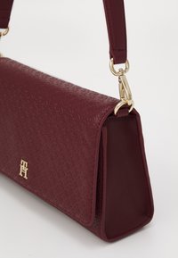 Tommy Hilfiger ETERNITY SHOULDER BAG MONO - Borsa a mano - raspberry truffle