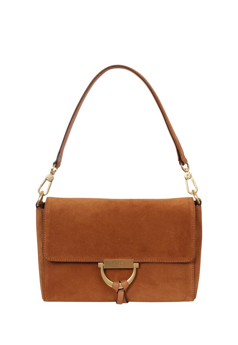 Braune Wildleder-Handtasche mit goldfarbenen Beschlägen, einer flachen Vorderklappe und einem einzelnen verstellbaren Riemen. Verfügt über eine Schlaufenakzentuierung am Verschluss.