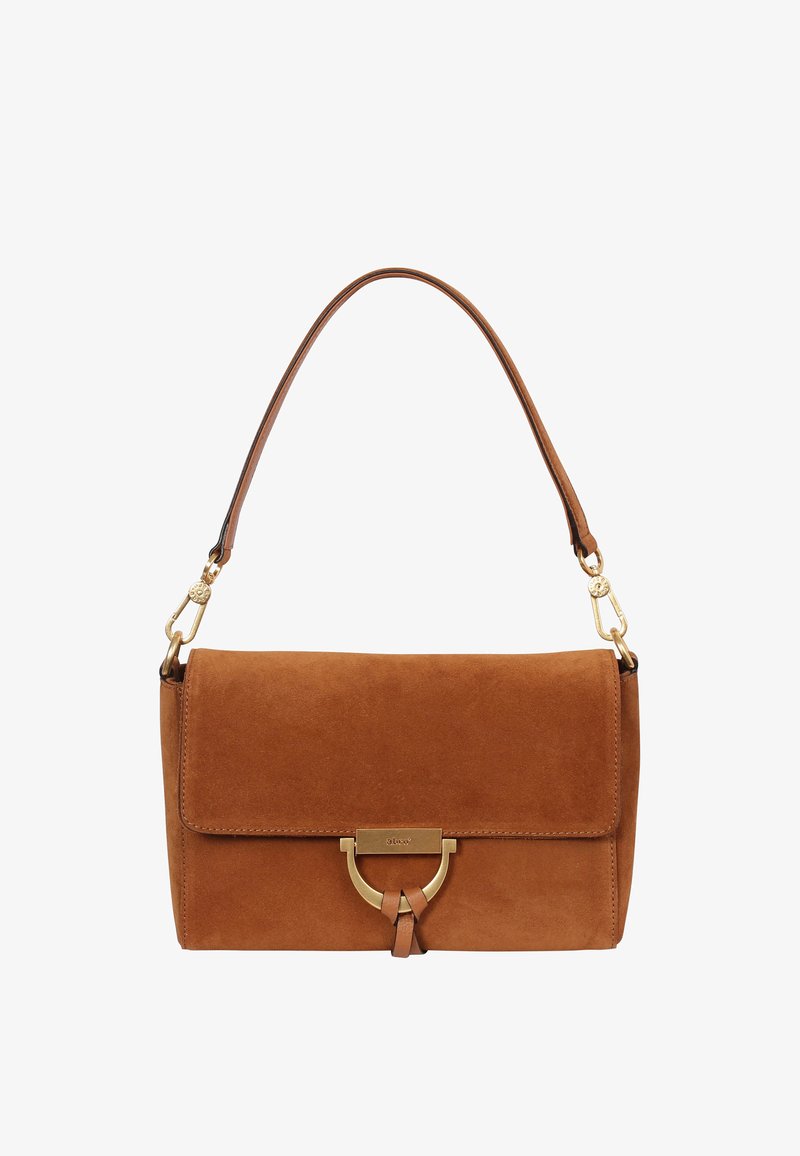 Braune Wildleder-Handtasche mit goldfarbenen Beschlägen, einer flachen Vorderklappe und einem einzelnen verstellbaren Riemen. Verfügt über eine Schlaufenakzentuierung am Verschluss.