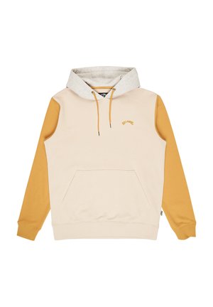 Beige hoodie met mosterdkleurige mouwen, voorzien van een grijze capuchon en een voorzak. Inclusief trekkoorden en logo-borduring.