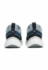 Sneaker blu scuro e grigi con materiali in camoscio e rete, dotati di una suola in gomma bianca e di un tallone di colore navy con un piccolo accento del logo.
