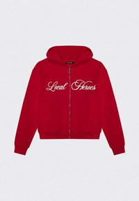 Rote Zip-Hoodie mit Kordelzugkapuze, Kängurutaschen und weißem gesticktem Text "Local Heroes" auf der Vorderseite. Weicher Stoff.