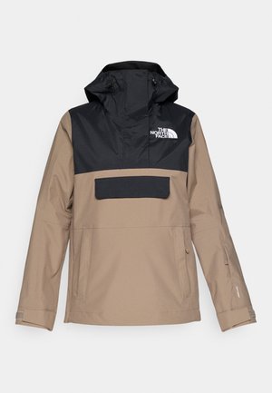Veste imperméable beige et noire avec capuche, poche avant et poignets élastiques ; présente un logo sur la poitrine et un design épuré.