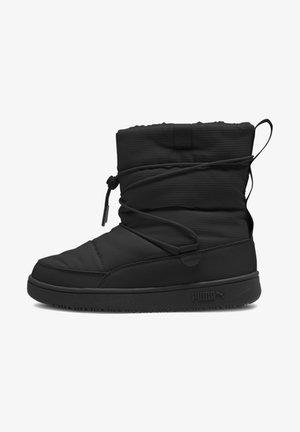 Juodas izoliacijos botas su siuvinėta tekstūra, elastinga užtrauktuko uždarymo sistema, paminkštinta viršutinė dalis ir guminis padas su minimalistiniu logotipu.