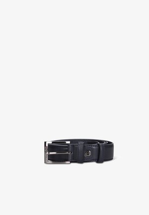 Ceinture en cuir bleu marine roulée avec boucle rectangulaire argentée et petit logo métallisé près de la boucle sur fond blanc.