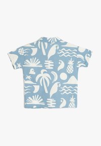 Kortekorte, lichtblauwe shirt met witte tropische patronen, waaronder papegaaien, ananassen en palmbomen, gemaakt van zacht materiaal.