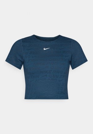 Granatowa krótka koszulka z krótkim rękawem, wykonana z gładkiego materiału, z delikatnym wzorem na całej powierzchni i białym logo Nike na piersi.