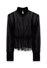 Sort gennemsigtig bluse med høj krave, lange ærmer og flæset kant. Plisseret tekstur over hele blusen. Har knaplukning på ryggen.