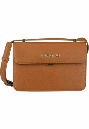 Brązowa skórzana torebka na ramię z teksturowanym wykończeniem, wyposażona w przednią klapę, złote okucia i regulowany pasek. Minimalistyczny design.