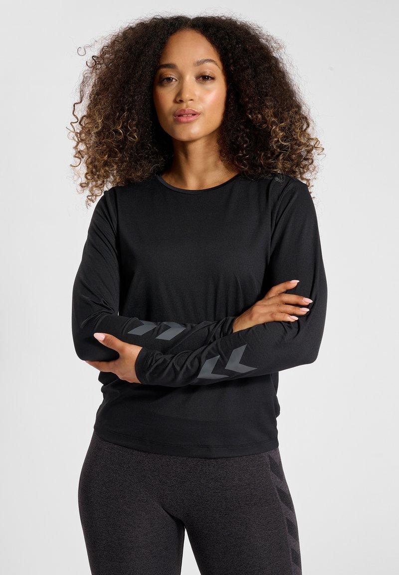 Czarna sportowa bluzka z długim rękawem, z okrągłym dekoltem i kontrastowymi, szarymi wzorami szewronu na rękawach, wykonana z lekkiego, oddychającego materiału.