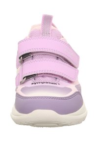 Dětské tenisky v purpurové a světle růžové barvě s texturovaným textilním svrškem, se dvěma suchými zipy a polstrovanou podešví. Známkové označení "sympatex".